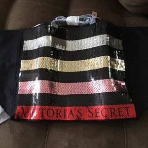 ❤️❤️FINAL $$ DROP❤️❤️ Tote & Wristlet NWT